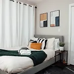 Modern & Spacious Stay By Northwestern Hospital Bronzeville