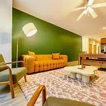 1 Free Parking Sleeps 10