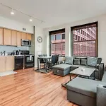 Downtown Chicago Stay With Free In & Out Parking 3