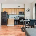 Downtown Chicago Stay With Free In & Out Parking 3