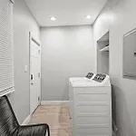 Little India Gem - Bollywood Retreat Near Markets