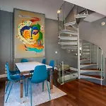 3-story Townhome Free Parking Private Patio Washer-dryer Holiday home