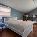 3-story Townhome Free Parking Private Patio Washer-dryer *