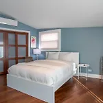 3-story Townhome Free Parking Private Patio Washer-dryer