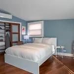 Holiday home 3-story Townhome Free Parking Private Patio Washer-dryer *