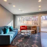 3-story Townhome Free Parking Private Patio Washer-dryer Chicago