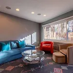3-story Townhome Free Parking Private Patio Washer-dryer * Chicago