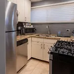 Holiday home 3-story Townhome Free Parking Private Patio Washer-dryer