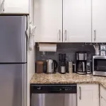 3-story Townhome Free Parking Private Patio Washer-dryer