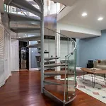 Holiday home 3-story Townhome Free Parking Private Patio Washer-dryer *