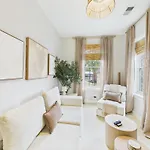 Chicago Boutique Hideaway Private Deck, Fire Pit