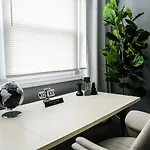 2Br W/ Workspace - Coffee Bar - Near Transit