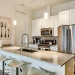 Designer 3Br With Balcony & Elevator On Clark! Apts