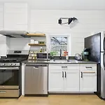 Chicago Boutique Hideaway Private Deck, Fire Pit