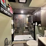 The Banksy-Free Parking -4 Bedroom W King Bed- Firepit Rooftop Near United Center