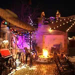 The Banksy-Free Parking -4 Bedroom W King Bed- Firepit Rooftop Near United Center