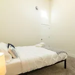 Mccormick Place 420 Friendly 3br In Downtown With Optional Parking Sleeps 8 Guests Near Soldier Field, Grant Park And Lakefront Trail Apartment Chicago