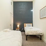 Mccormick Place 420 Friendly 3br In Downtown With Optional Parking Sleeps 8 Guests Near Soldier Field, Grant Park And Lakefront Trail