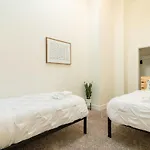 Apartment Mccormick Place 420 Friendly 3br In Downtown With Optional Parking Sleeps 8 Guests Near Soldier Field, Grant Park And Lakefront Trail