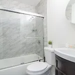Mccormick Place 420 Friendly 3br In Downtown With Optional Parking Sleeps 8 Guests Near Soldier Field, Grant Park And Lakefront Trail *
