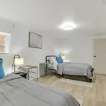 2 Mi To Logan Square: Pet-Friendly Urban Oasis!