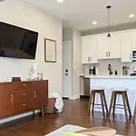 Modern 4 Bedroom Condo In Lakeview