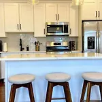 Modern 4 Bedroom Condo In Lakeview