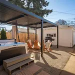 The Retreat - Hot Tub, Theater, Game Room, Fire Pit, Bar, Sleeps 14