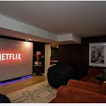 The Retreat - Hot Tub, Theater, Game Room, Fire Pit, Bar, Sleeps 14