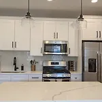 Modern 4 Bedroom Condo In Lakeview