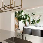 Luxury Gold Coast Penthouse With Deck & Views