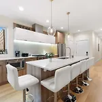 Comfy 3-Bd Apt Near United Center With Balcony