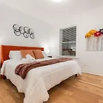 Stay In Wrigley Close To The Field Lake & Food