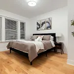 Stay In Wrigley Close To The Field Lake & Food