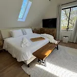 Chic Luxe Spa Retreat Light Filled King Bed Garage