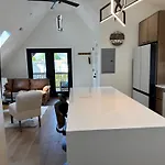 Chic Luxe Spa Retreat Light Filled King Bed Garage