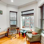 6 Mi To Dtwn Chicago Dog-Friendly Gem With Hot Tub!