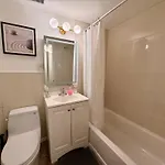 Gold Coast 2Br Suite Near Oak Street