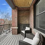 Stay In Wrigley Close To The Field Lake & Food