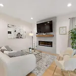 Comfy 3-Bd Apt Near United Center With Balcony