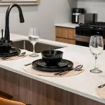 2Bd 2Ba Condo- Steps To Lake With Gym & Parking