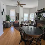 Cubs Apt Near Wrigley