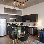 Apartment South Loop 2br Getaway With Smart Tvs & Optional Parking Near Mccormick Place, Museum Campus & Downtown *