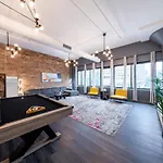 Massive 6br Luxury Sleeps 12 Guests With Jacuzzi & Pool Table Perfect Group And Optional Parking Near Mccormick Place & Soldier Field *