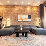 Massive 6br Luxury Sleeps 12 Guests With Jacuzzi & Pool Table Perfect Group And Optional Parking Near Mccormick Place & Soldier Field Apartment *