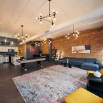 Massive 6br Luxury Sleeps 12 Guests With Jacuzzi & Pool Table Perfect Group And Optional Parking Near Mccormick Place & Soldier Field Apartment *