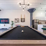 Massive 6br Luxury Sleeps 12 Guests With Jacuzzi & Pool Table Perfect Group And Optional Parking Near Mccormick Place & Soldier Field * Chicago