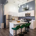 Massive 6br Luxury Sleeps 12 Guests With Jacuzzi & Pool Table Perfect Group And Optional Parking Near Mccormick Place & Soldier Field Apartment Chicago