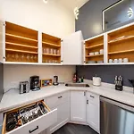 Massive 6br Luxury Sleeps 12 Guests With Jacuzzi & Pool Table Perfect Group And Optional Parking Near Mccormick Place & Soldier Field Chicago