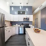 Massive 6br Luxury Sleeps 12 Guests With Jacuzzi & Pool Table Perfect Group And Optional Parking Near Mccormick Place & Soldier Field